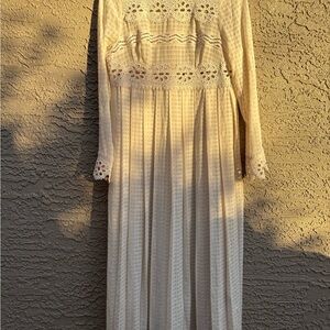 Chic Long Sleeve Lace Dress in Cream